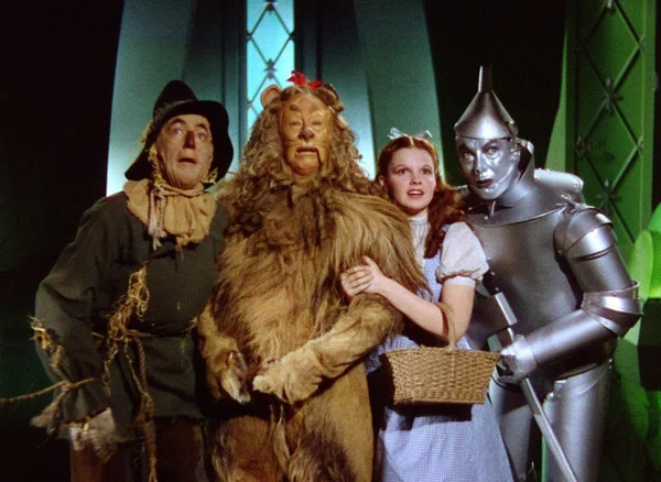 Sapatinhos de Dorothy em O Mágico de Oz são leiloados e valor choca