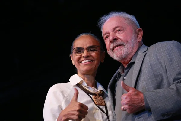 O presidente eleito Lula anuncia no CCBB os últimos dezesseis ministros para compor seu governo. No detalhe, ele posa com a nova ministra do Meio Ambiente, Marina Silva - Metrópoles