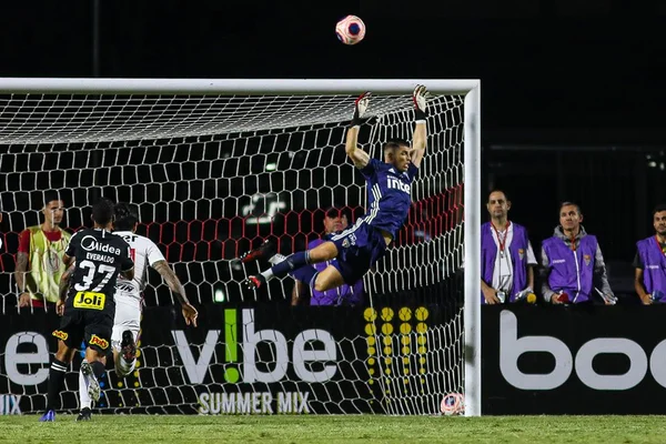 Goleiros brilham e São Paulo e Corinthians empatam no Morumbi