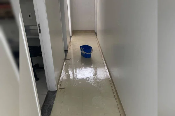 Após manhã de chuva, hospital do DF tem goteiras e chão alagado