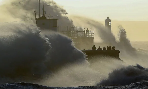 ondas gigantes atingem construções na beira do mar