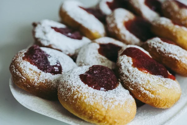 Aprenda a fazer biscoitos amanteigados com geleia de goiaba