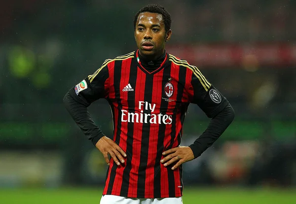 Robinho com as mãos na cintura