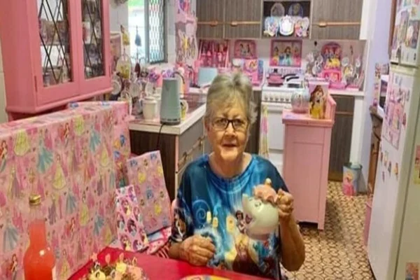 Senhora com objetos das princesas da Disney