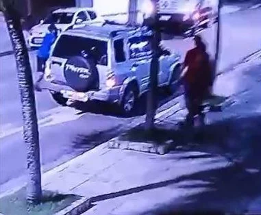 Imagem colorida do circuito de segurança que registrou o assalto - Metrópoles