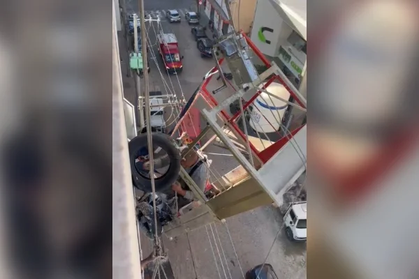 Bombeiros resgatam trabalhadores após pane em plataforma no 8º andar em MG