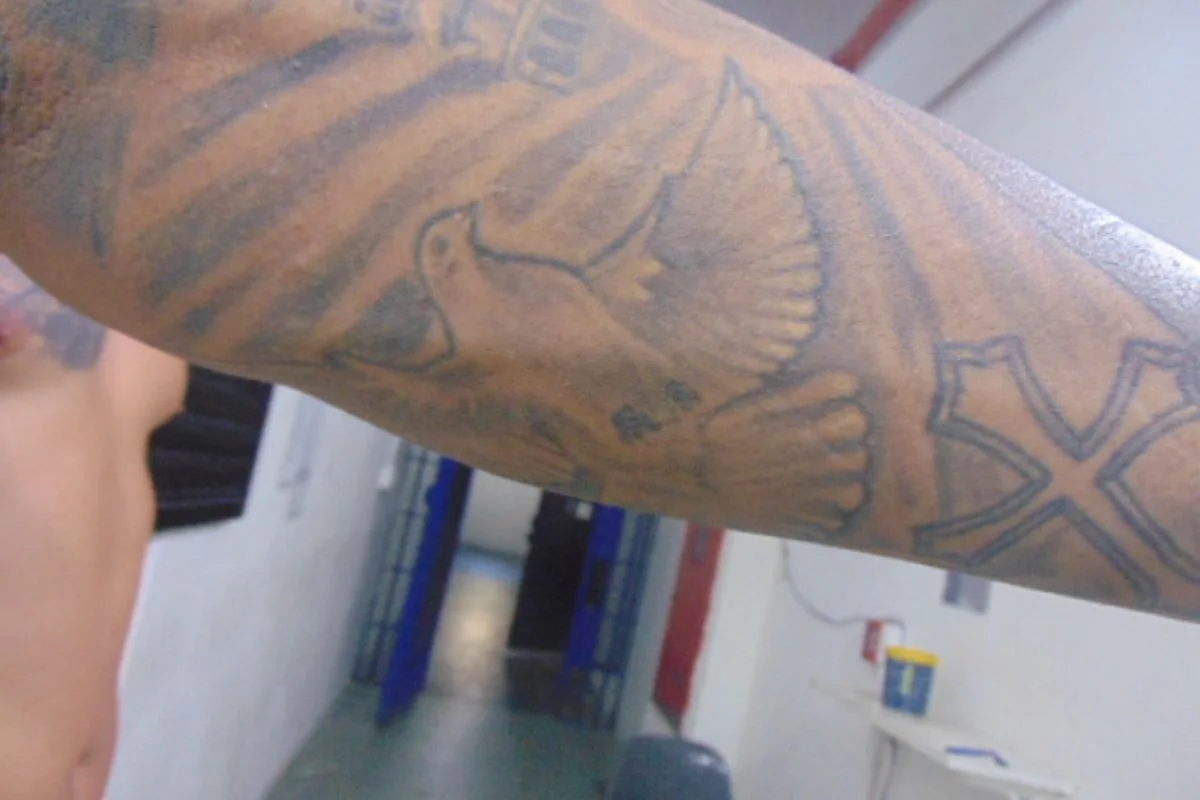 Tatuagem de Maiky Entonny Venancio França, homem que fugiu do Centro de Detenção Provisória (CDP) de Caraguatatuba, no litoral de São Paulo, nessa quarta-feira (11/12) Tatuagem de Maiky Entonny Venancio França, homem que fugiu do Centro de Detenção Provisória (CDP) de Caraguatatuba, no litoral de São Paulo, nessa quarta-feira (11/12)