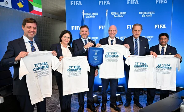 Imagem colorida de reunião da FIFA