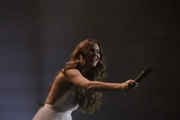 Exuberante, Joss Stone sobe ao palco do Metrópoles Music e encanta fãs