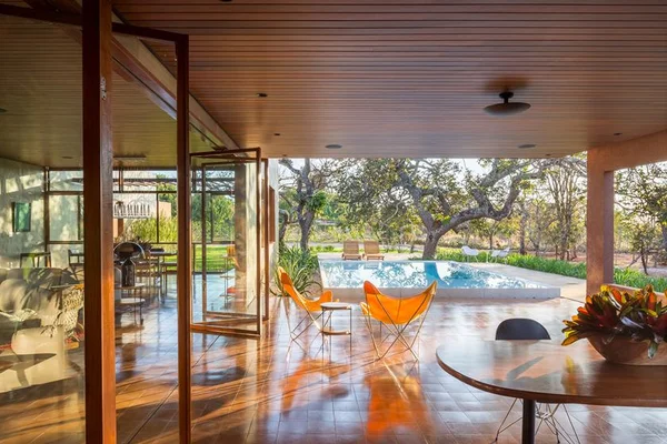 Projeto une cerrado a arquitetura e coloca natureza dentro da sala