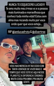Victor Wao e Lucas posam durante passeio Victor Wao e Lucas posam durante passeio