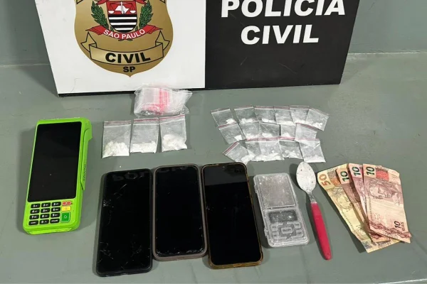Imagem colorida mostra porções de cocaína e objetos apreendidos em barbearia. Metrópoles