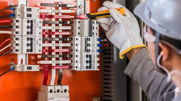 Eletricista desempregado? DF tem 118 vagas para o cargo. Veja lista completa
