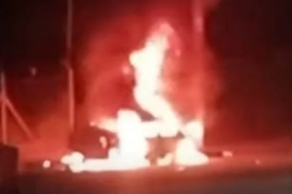 Imagem colorida de carro pegando fogo; jovem que diria o veículo morreu carbonizado - Metrópoles