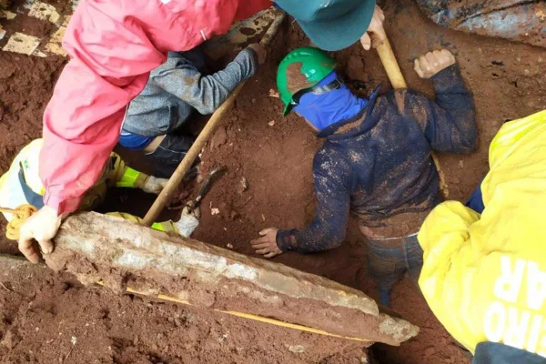 pedreiro soterrado sendo resgatado por bombeiros
