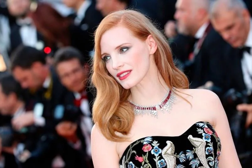 Risca lateral e ondas glamourosas para Jessica Chastain Risca lateral e ondas glamourosas para Jessica Chastain