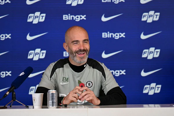 Vídeo: técnico do Chelsea brinca sobre adaptação de Estêvão ao frio