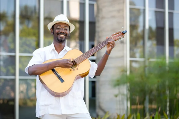 O cantor e compositor Aminthas Angel lança o primeiro disco sábado (24)