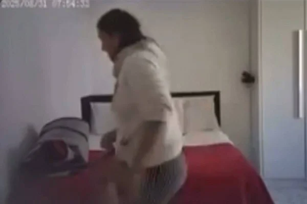 Pai instala câmera e flagra mulher asfixiando e chutando filha