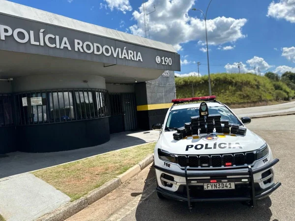 Imagem colorida mostra pacotes de cocaína apreendidos pela Polícia Militar (PM) Rodoviária em uma rodovia na cidade de Itu, no interior de São Paulo - Metrópoles