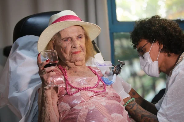 Rumo ao Guinness, Vó Pifa comemora 105 anos com quarta tatuagem
