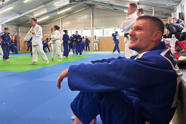 Foto colorida do judoca Akil Gjakova - Metrópoles