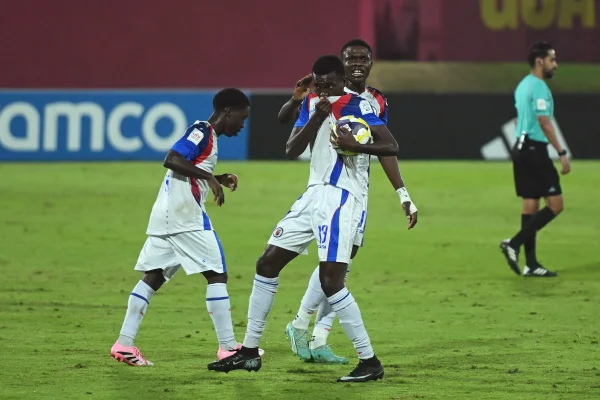 Foto colorida de seleção haitiana - Metrópoles