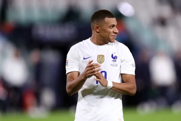 Técnico francês joga responsabilidade em Mbappé após corte de Benzema