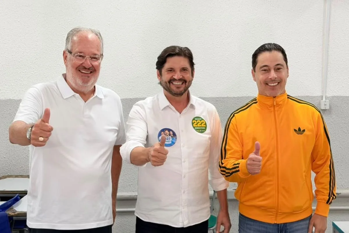Candidato estava acompanhado do deputado federal Marcio Alvino (PL) e do prefeito do município, Zé Eroles (PL) Candidato estava acompanhado do deputado federal Marcio Alvino (PL) e do prefeito do município, Zé Eroles (PL)