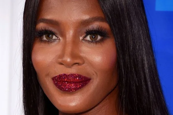 Naomi Campbell usa a nova linha da maquiadora Pat McGrath no VMA