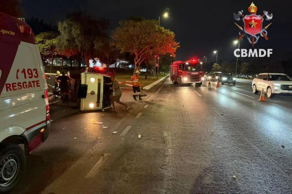 Kombi tombada após acidente no Eixão Sul