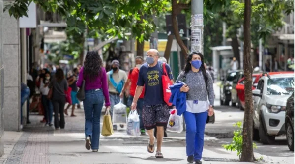 Transmissão da Covid registra queda e BH volta a ter todos os indicadores no nível verde