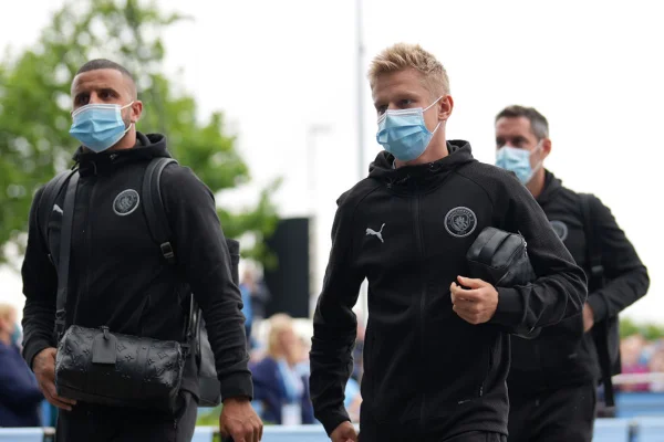 Jogadores do Manchester City com máscaras cirúrgicas