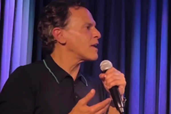 Imagem colorida de João Marcello Bôscoli, filho mais velho de Elis Regina, falando em um microfone - Metrópoles