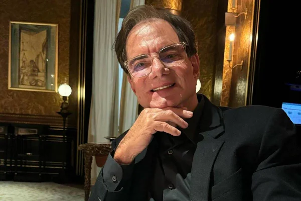 foto colorida de home mais velho de oculos sorrindo - metrópoles