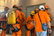 Bombeiros fazem o resgate do corpo 