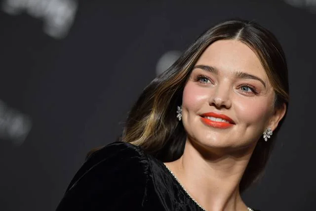 A modelo Miranda Kerr entregou que não só transou, mas também se masturbou em um avião A modelo Miranda Kerr entregou que não só transou, mas também se masturbou em um avião