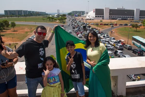 Carreata pró-Bolsonaro reúne 25 mil veículos na área central do DF