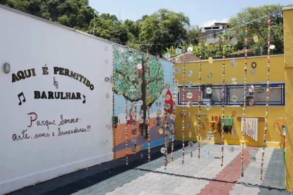 Imagem colorida de creche municipal em Santos