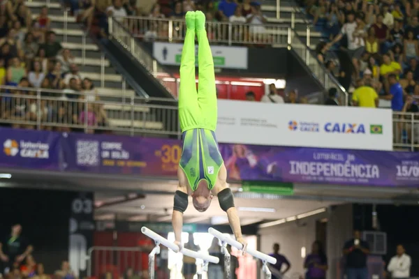 Brasileiro de Ginástica: Caio Souza é campeão das barras paralelas