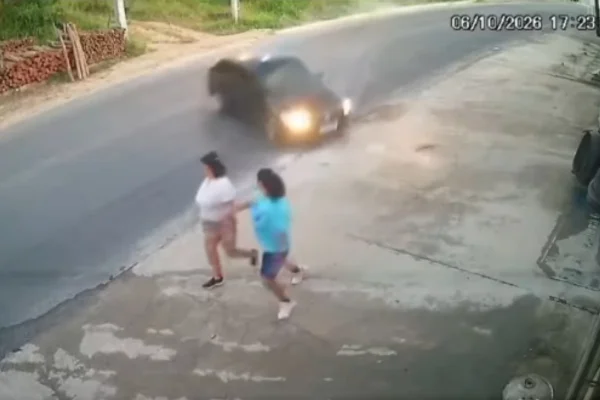 Imagem colorida, carro atropela irmãs em Orobó- Metrópoles