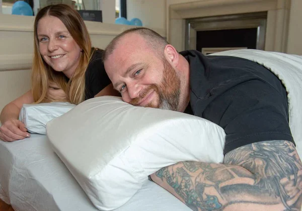 Homem cria travesseiro antirronco e salva o casamento