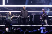A banda Oasis durante uma apresentação