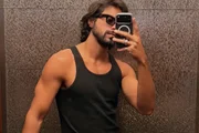Rodrigo Simas faz selfie no espelho Rodrigo Simas faz selfie no espelho