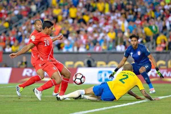 Brasil faz feio, perde para o Peru e está fora da Copa América