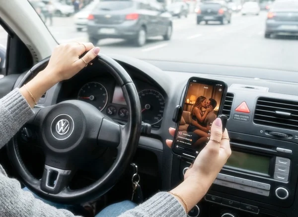 Mulher olha vídeo pornô em celular enquanto dirige carro - Metrópoles