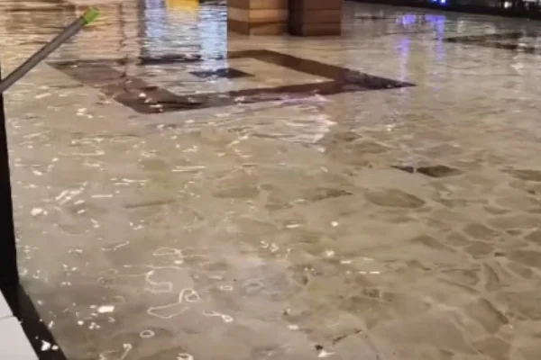 Imagem colorida de água em shopping, em Santo André. Metrópoles