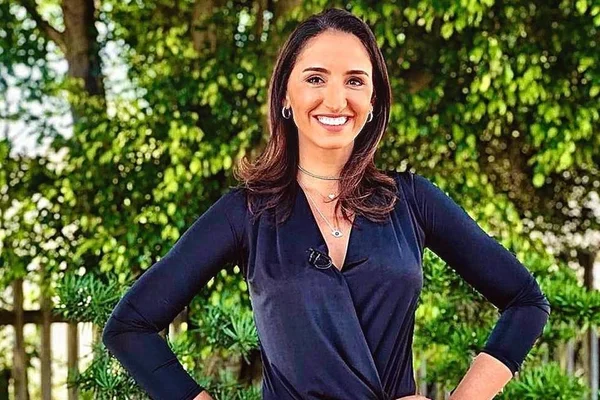 Alice Bastos apresenta Globo Esporte sem peruca em ação contra o câncer