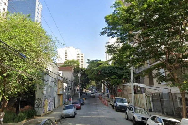 Imagem colorida mostra pedaço da rua Capote Valente, em Pinheiros, onde homem foi vítima de assalto e baleado por bandido em uma motocicleta - Metrópoles