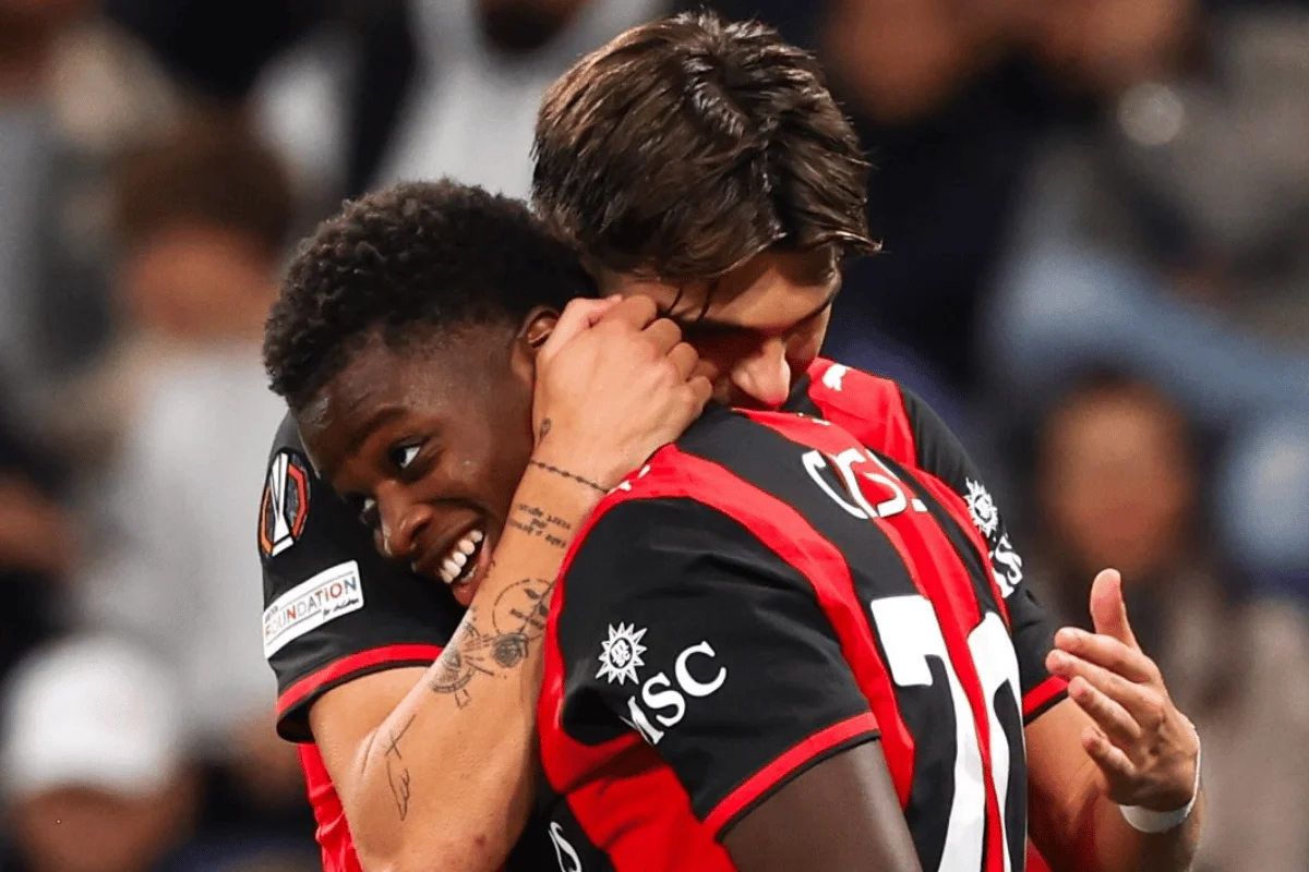 Jogadores do Milan comemoram gol na Liga Europa Jogadores do Milan comemoram gol na Liga Europa